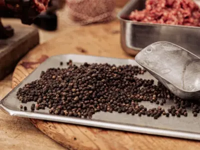 Pfeffer schwarz (ganz)